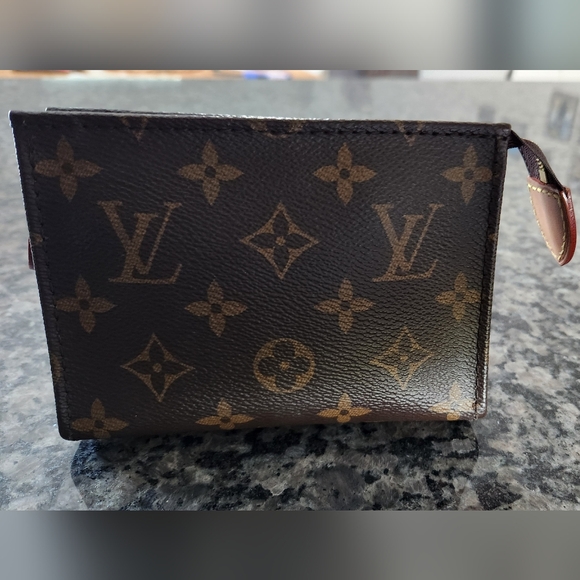 Louis Vuitton Poche Toilette 15 (Toiletry 15) - Picture 7 of 8
